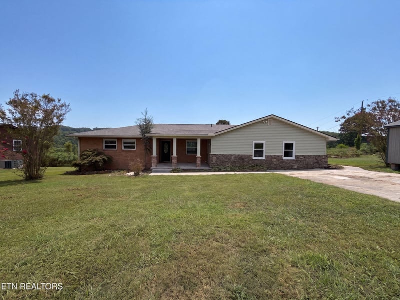 302 Sunset Ln, Harriman, TN 37748