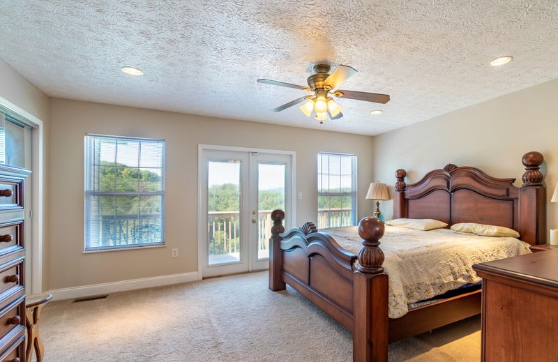 3022 Bear Mountain Ln, Sevierville, TN 37876