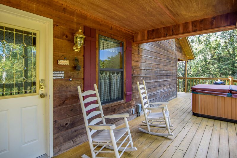 3022 Crestview Ct, Sevierville, TN 37862
