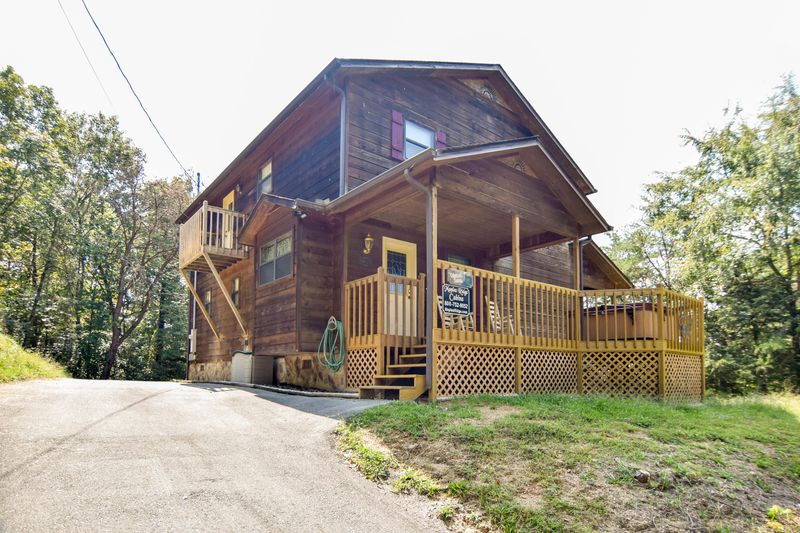 3022 Crestview Ct, Sevierville, TN 37862