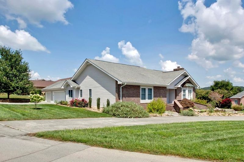 303 Chuniloti Cir, Loudon, TN 37774