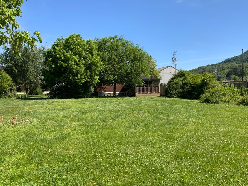 303 E 1st St, Rocky Top, TN 37769