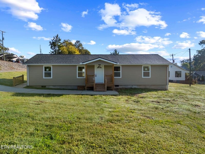 303 Hillcrest St, Clinton, TN 37716