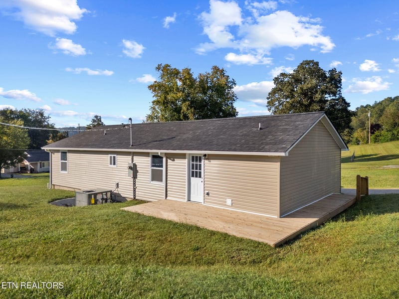 303 Hillcrest St, Clinton, TN 37716
