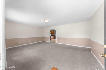 303 Mountain Perkins Ln, Jacksboro, TN 37757