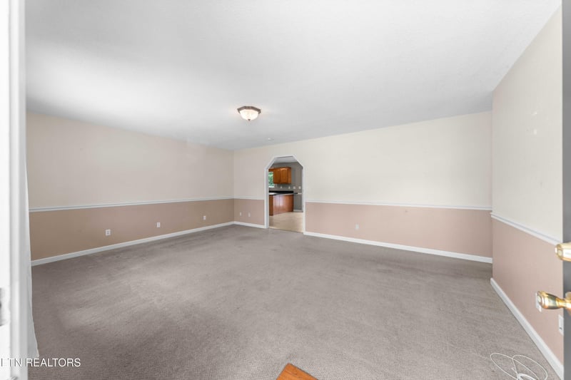 303 Mountain Perkins Ln, Jacksboro, TN 37757