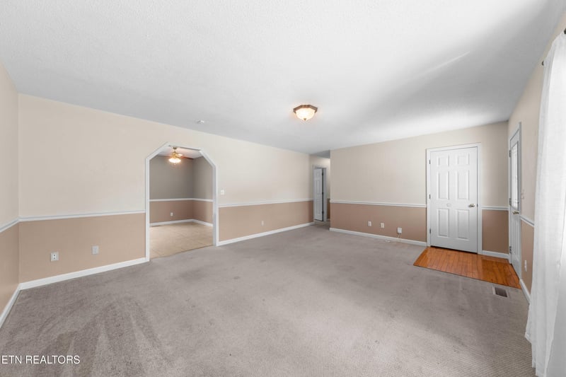 303 Mountain Perkins Ln, Jacksboro, TN 37757
