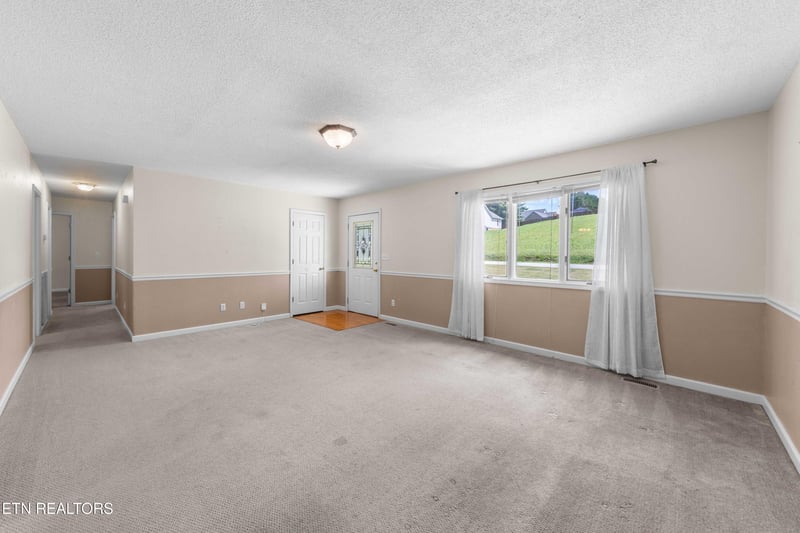 303 Mountain Perkins Ln, Jacksboro, TN 37757