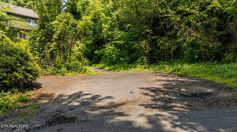 303 Silverbell Ln, Gatlinburg, TN 37738