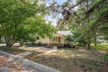 303 W Outer Dr, Oak Ridge, TN 37830