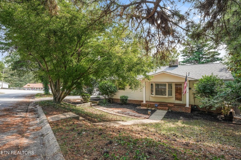 303 W Outer Dr, Oak Ridge, TN 37830