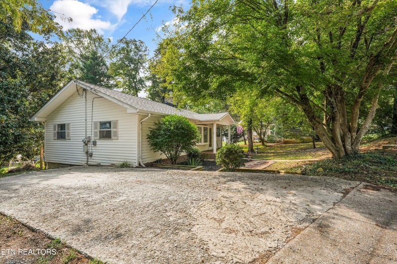 303 W Outer Dr, Oak Ridge, TN 37830