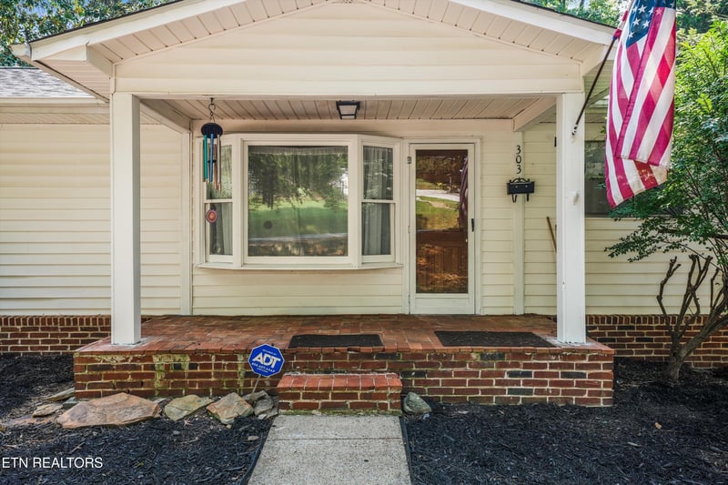 303 W Outer Dr, Oak Ridge, TN 37830