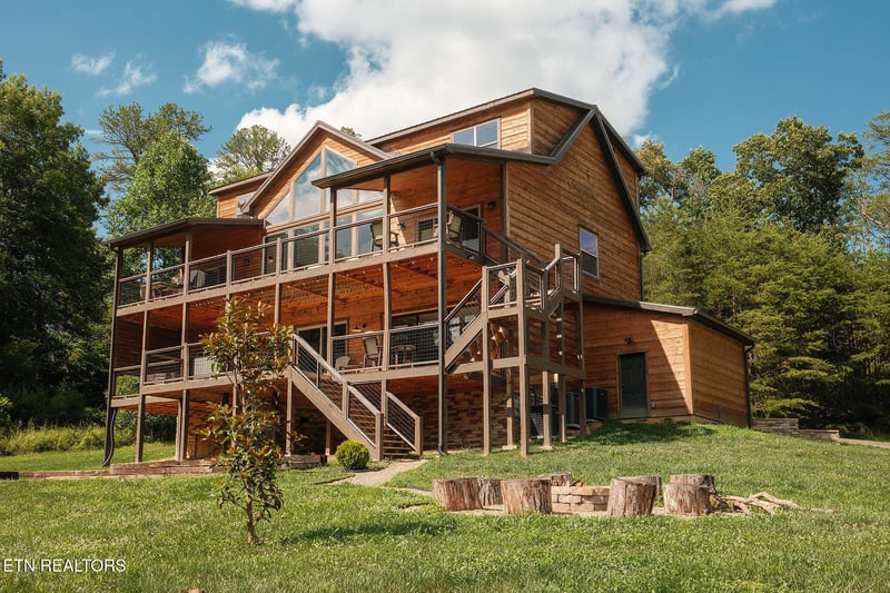 3036 Cloudburst Dr, Sevierville, TN 37862