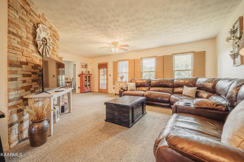 3036 Sugarwood Dr, Kodak, TN 37764