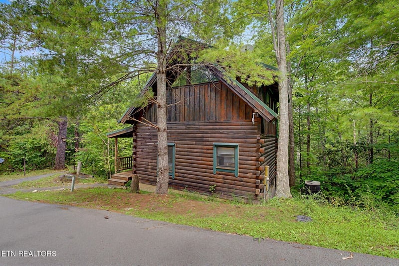3039 Brothers Way, Pigeon Forge, TN 37862