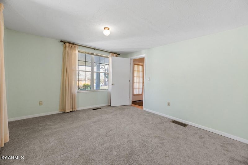 304 Hillcrest St, Clinton, TN 37716