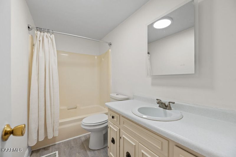 304 Hillcrest St, Clinton, TN 37716
