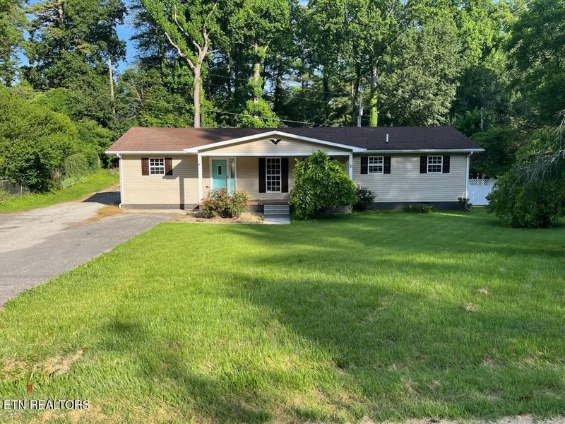304 Shoreline Cir, Lafollette, TN 37766