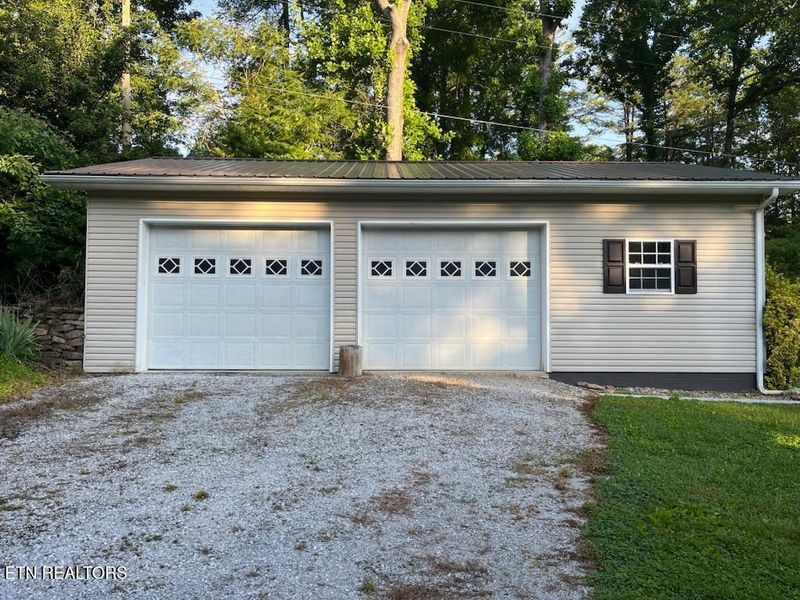 304 Shoreline Cir, Lafollette, TN 37766