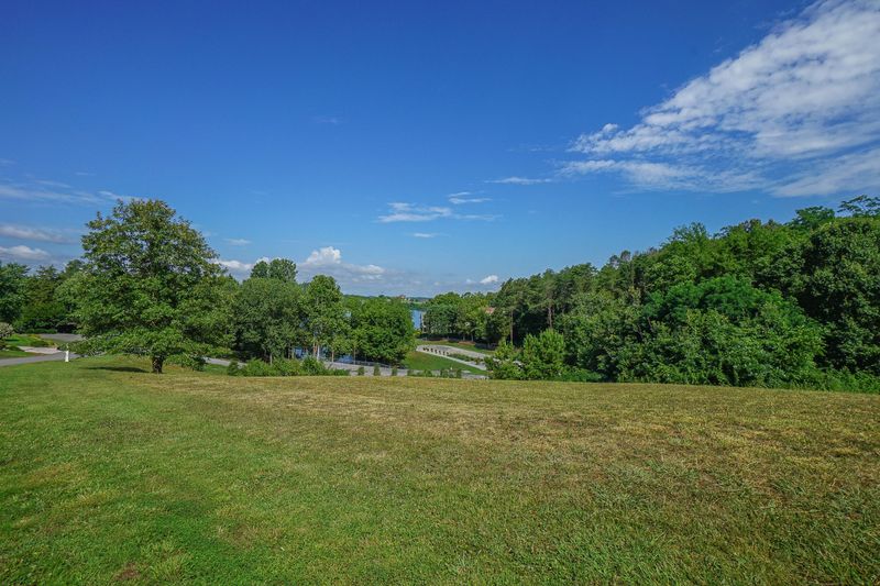 304 Southshore Dr, Greenback, TN 37742