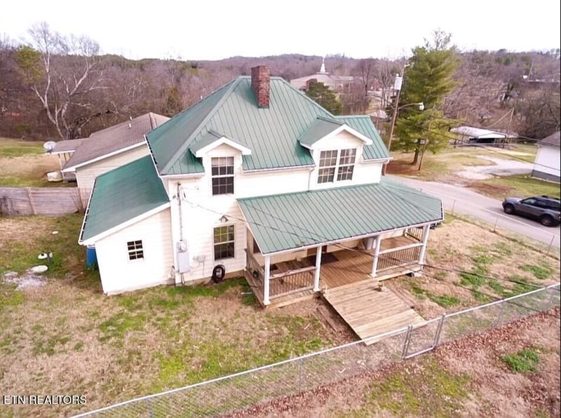 304 W 2nd Ave, Friendsville, TN 37737
