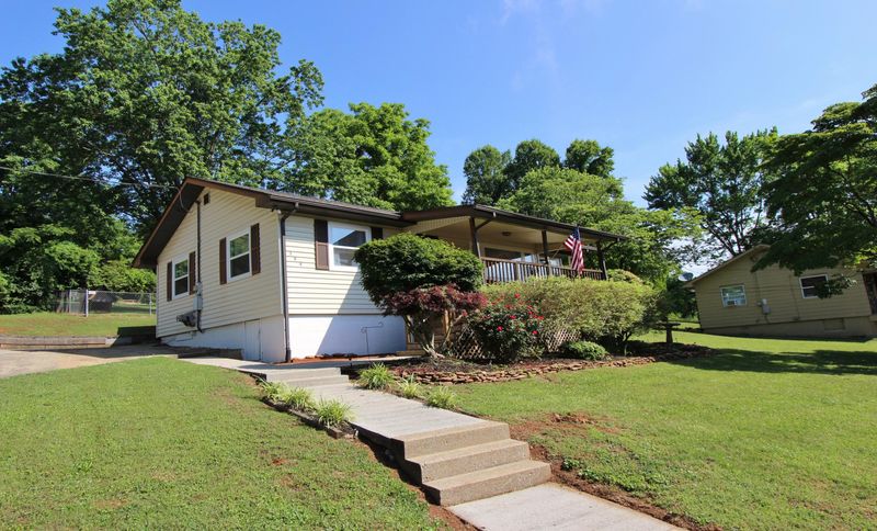 304 W Outer Dr, Oak Ridge, TN 37830