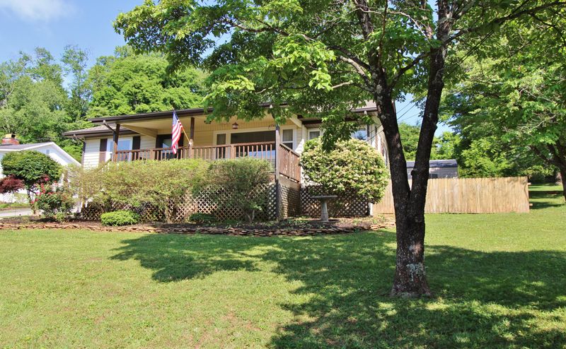 304 W Outer Dr, Oak Ridge, TN 37830