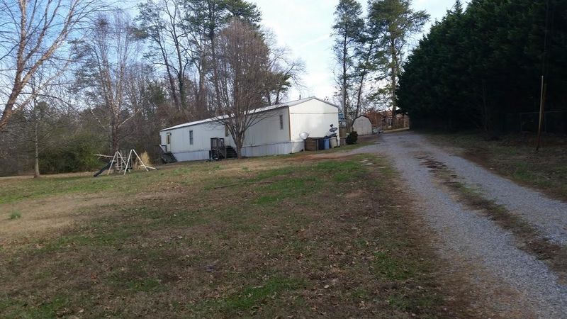 3042 Samples Rd, Louisville, TN 37777