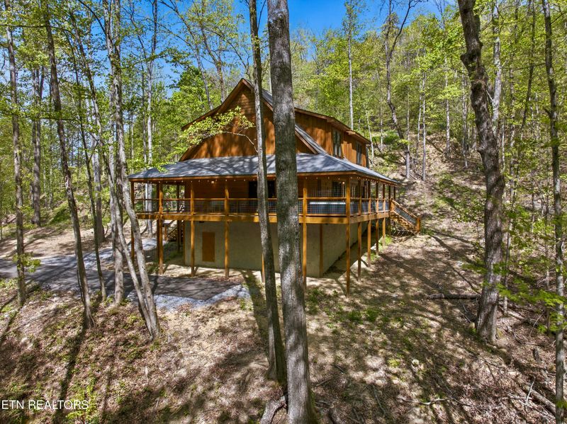 3045 Jones Creek Ln, Sevierville, TN 37862