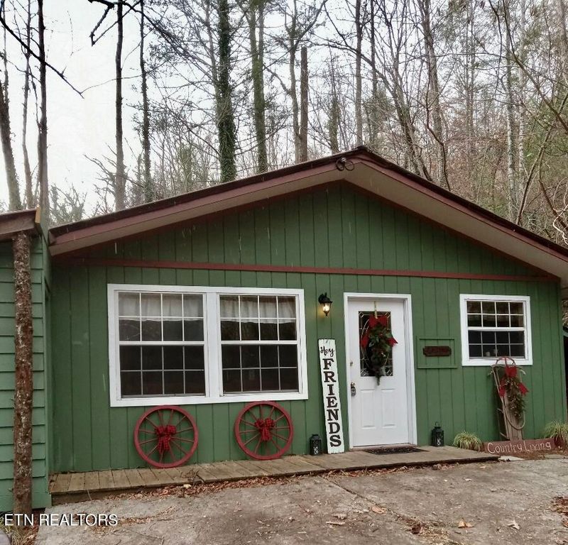 305 Bruce Rd, Gatlinburg, TN 37738