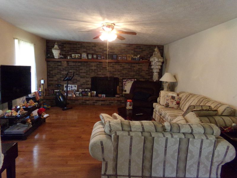 305 Indian Mound Cir, Jacksboro, TN 37757