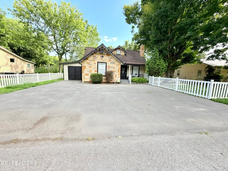 305 Jackson St, Sevierville, TN 37862