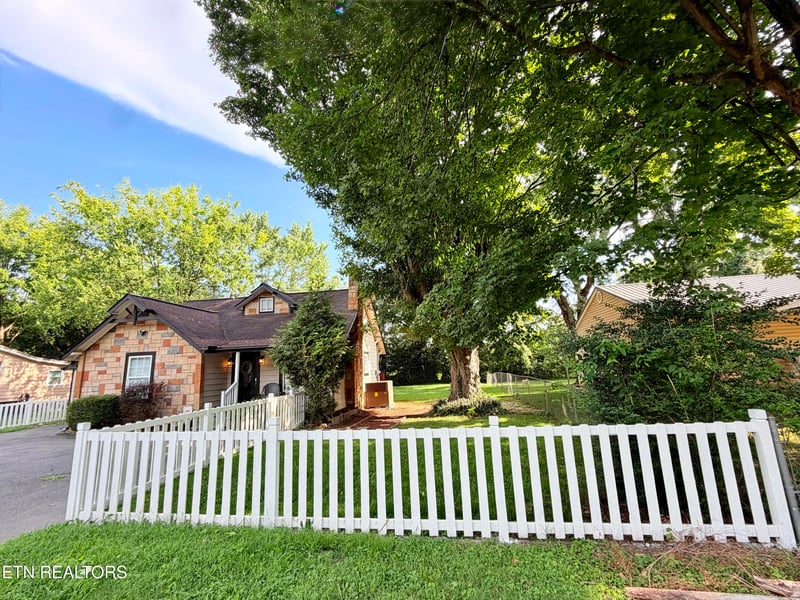 305 Jackson St, Sevierville, TN 37862