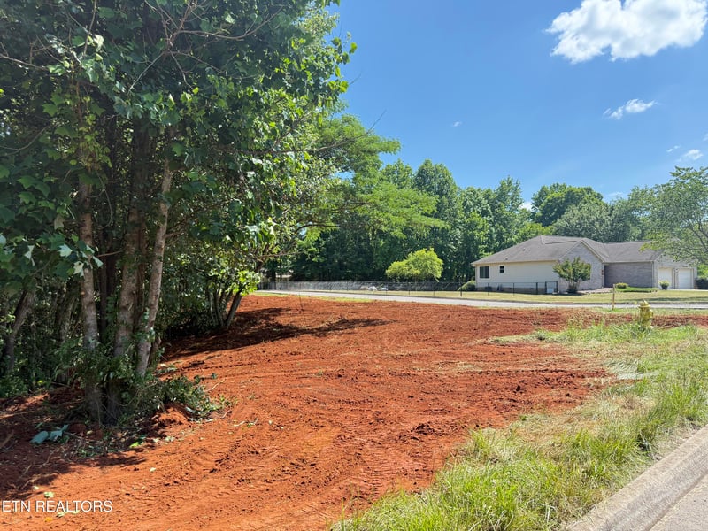 305 Oakwood Estates Dr, Lenoir City, TN 37772