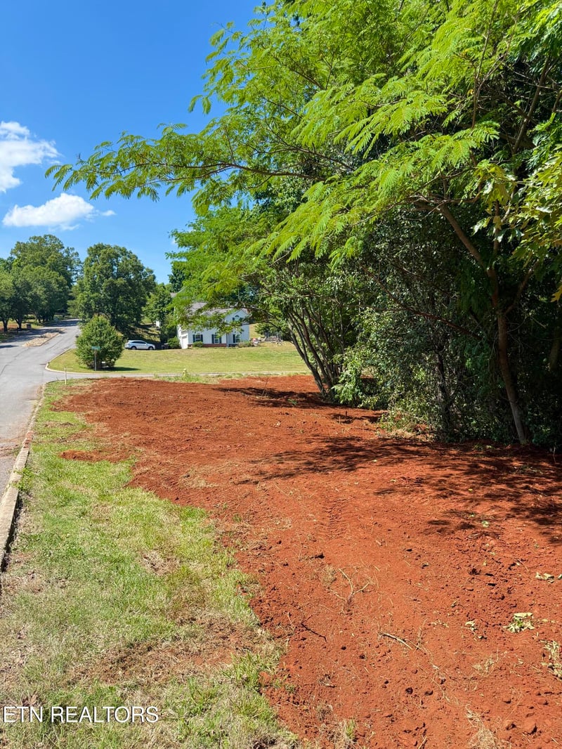 305 Oakwood Estates Dr, Lenoir City, TN 37772