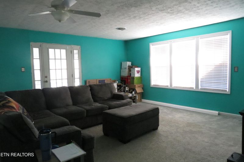 305 Ray Cross Rd, Harriman, TN 37748