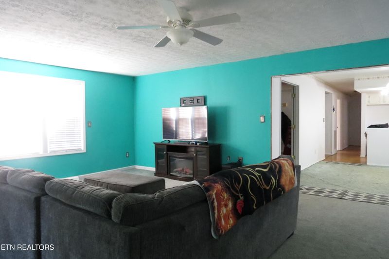 305 Ray Cross Rd, Harriman, TN 37748