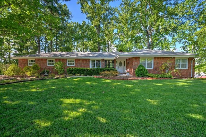 305 Valparaiso Rd, Oak Ridge, TN 37830