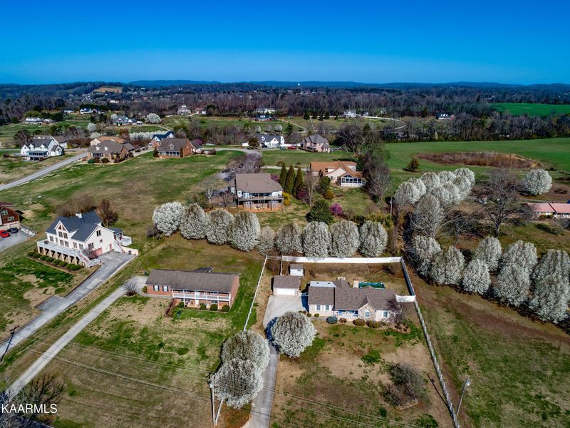 3050 Ellejoy Rd, Walland, TN 37886
