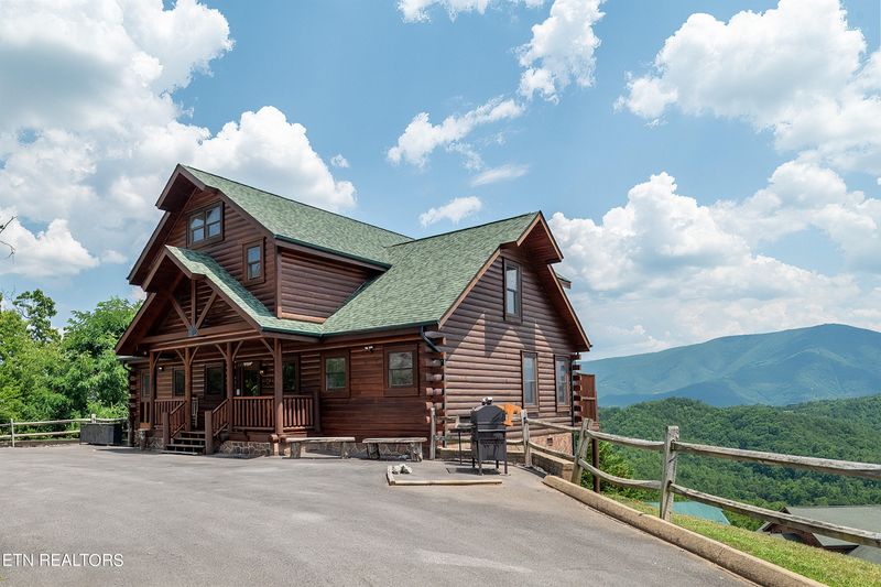 3059 Hickory Lodge Dr, Sevierville, TN 37862