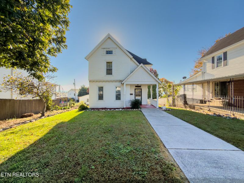 306 E 3rd Ave, Lenoir City, TN 37771