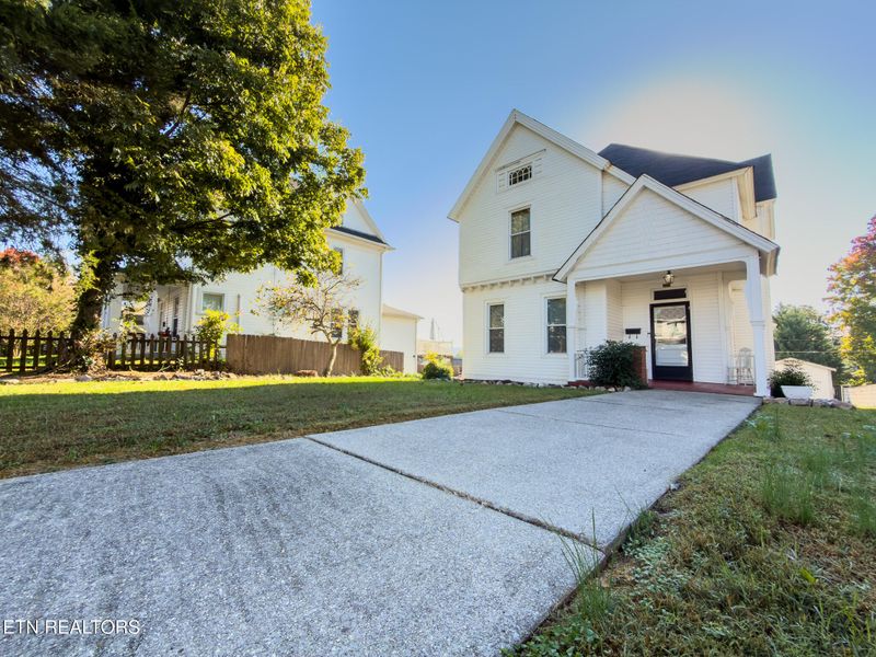306 E 3rd Ave, Lenoir City, TN 37771
