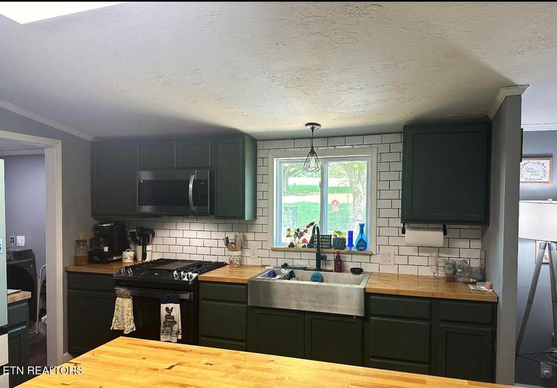 306 Mullis Ln, Jacksboro, TN 37757