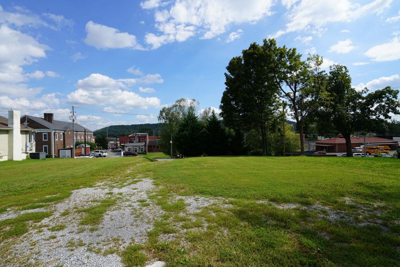 306 N Hicks St, Clinton, TN 37716