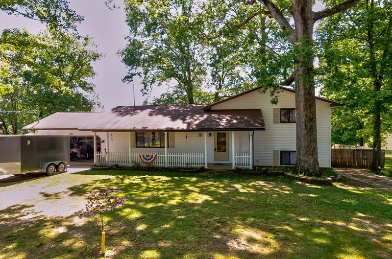306 Woods View Cir, Kodak, TN 37764