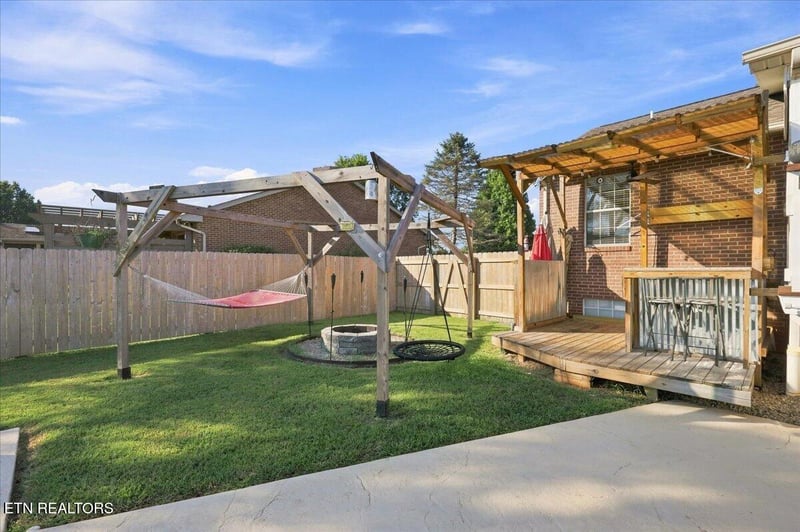306 Woodsboro Ln, Maryville, TN 37804