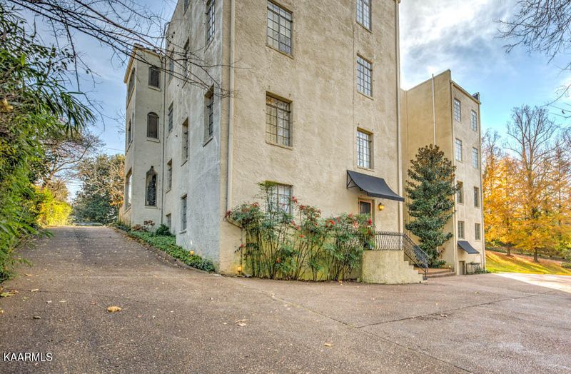 3063 Kingston Pike, Knoxville, TN 37919