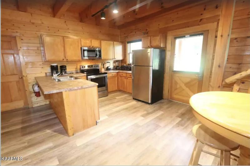 307 Caney Creek Rd, Pigeon Forge, TN 37863