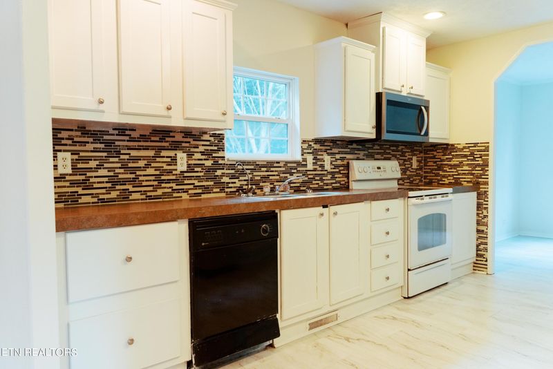 308 E Brushy Valley Dr, Powell, TN 37849